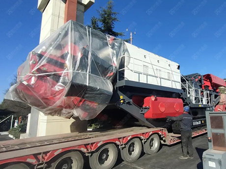 郑州鼎盛TAF380履带式移动破碎站发货俄罗斯