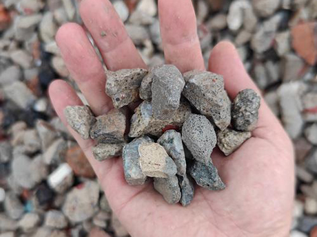 有哪些具体的措施可以确保建筑垃圾再生利用项目的原料供应稳定？