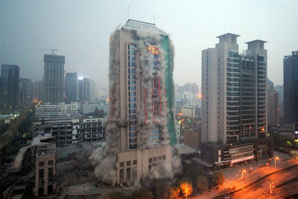建筑垃圾处理：陕西省西安市118米高楼爆破拆除，3个足球场大小