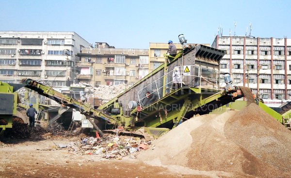履带式移动筛分站在上海建筑垃圾处理现场